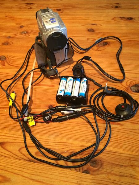 Bulletcam mit Camcorder, Batteriepack, Mikrofon und Fernbedienung