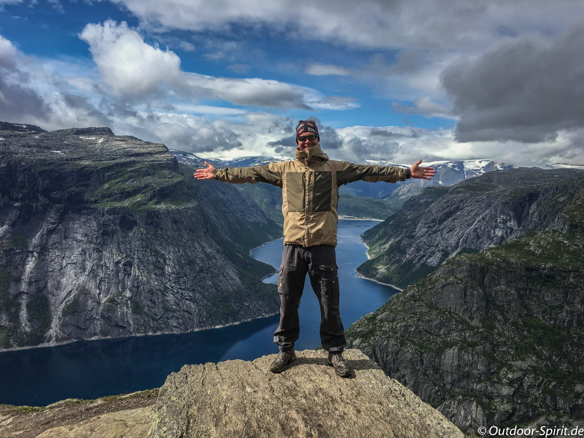 Sportliche Wanderung zur Trolltunga in Norwegen