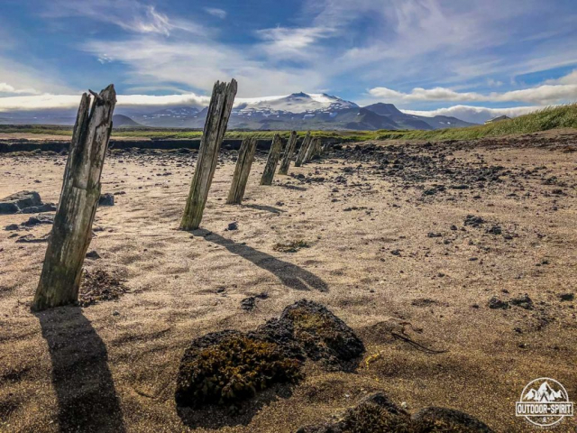 Reste eines Fischerhafens mit dem Snæfellsjökull im Hintergrund